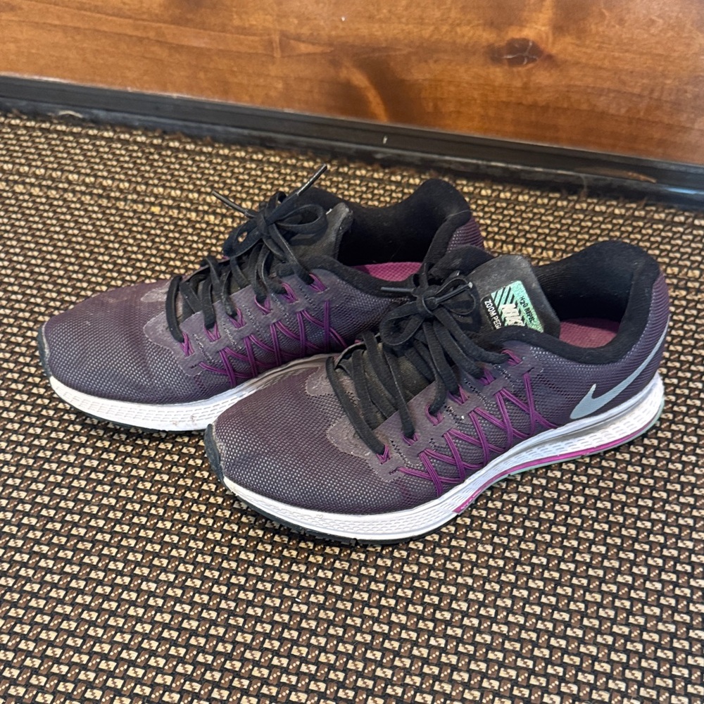 Nike Women's Black and Pink Athletic Shoes